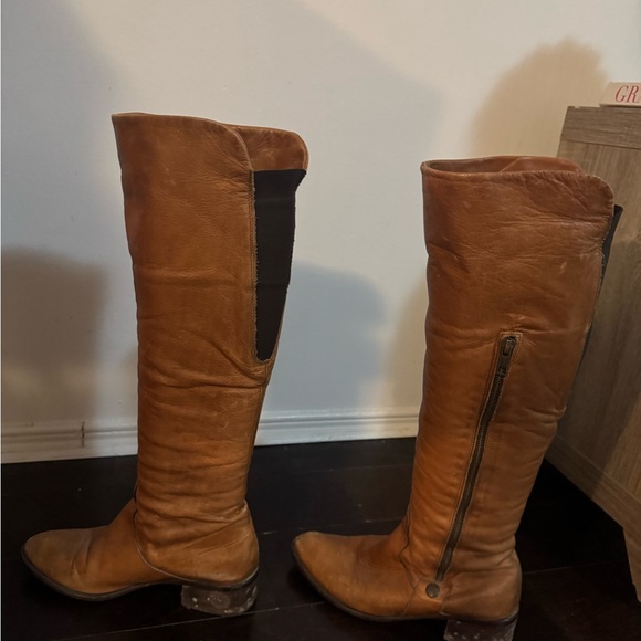 Elegant Brown Leather Heeled Boots - Picture 4 of 12